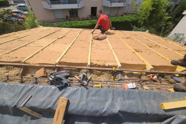 Mise en place des panneaux isolants en fibre de bois