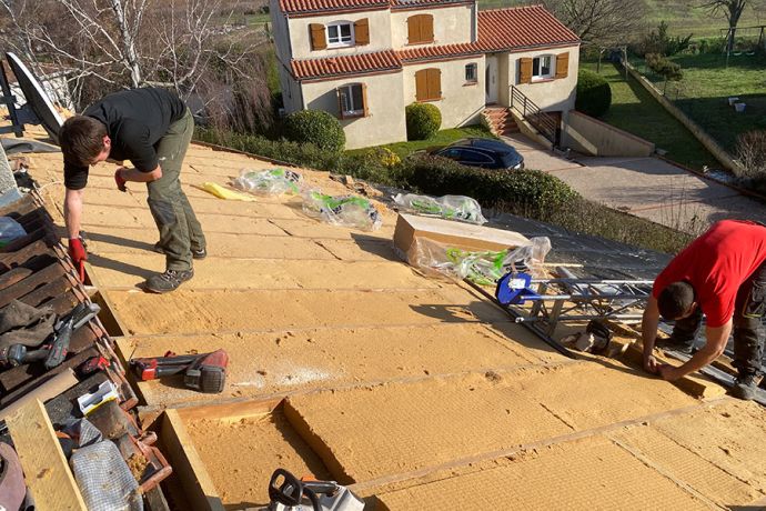 Pose de panneaux en fibre de bois isolant et durable
